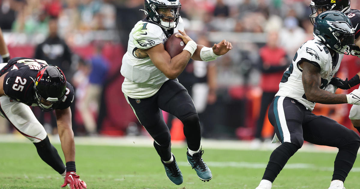 Jalen Hurts records 2 rushing TDs as Eagles edge Cardinals to remain