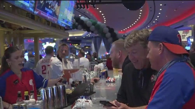 darren-daulton-foundation-hosts-fundraising-event-with-celebrity-bartenders.jpg 