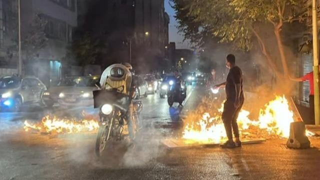 cbsn-fusion-iranian-unrest-enters-its-4th-week-thumbnail-1363487-640x360.jpg 