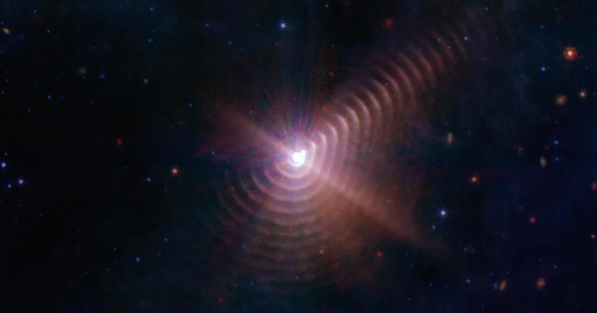 يقوم زوج من النجوم بإنشاء “بصمة إصبع” في صورة تم التقاطها بواسطة تلسكوب جيمس ويب الفضائي