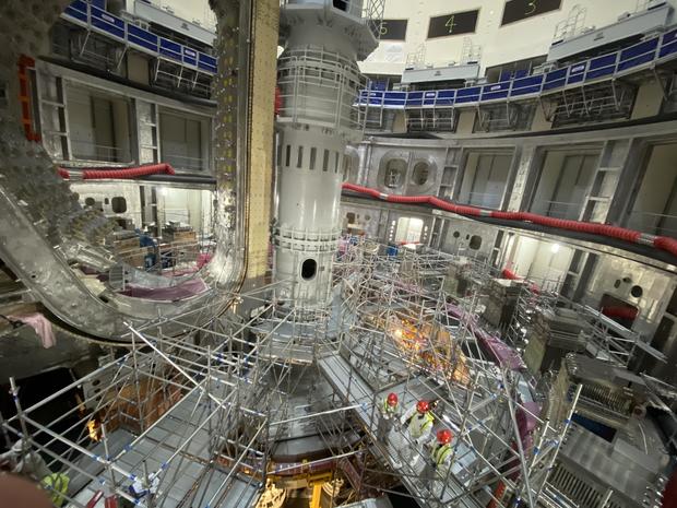 iter-nuclear-fusion-workers-in-pit.jpg 