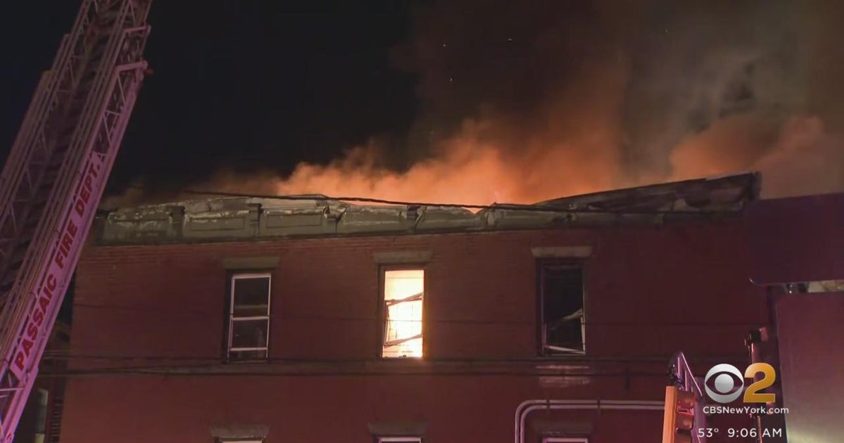Mayor says everyone safely escaped Passaic fire - CBS New York