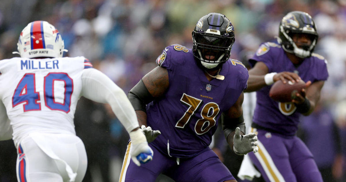 Ravens RT Morgan Moses carted off in loss to Giants, but left heel