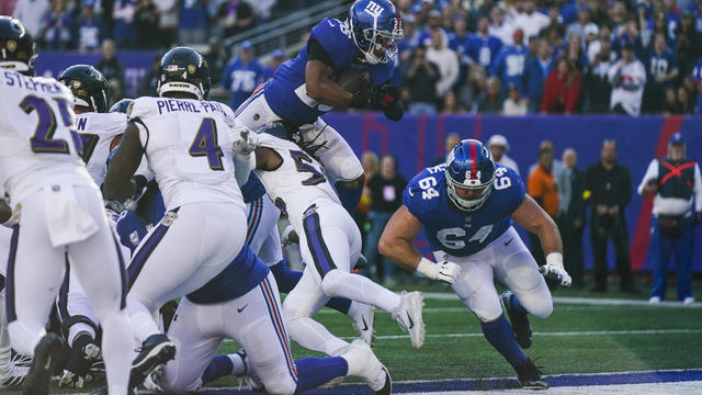 Giants rally from 10 down, top Ravens 24-20 on Barkley's run