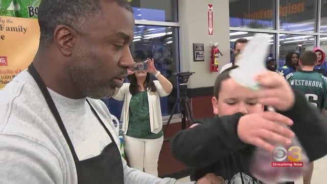 former-eagle-brian-westbrook-raises-awareness-for-food-insecurity-in-philadelphia.jpg 