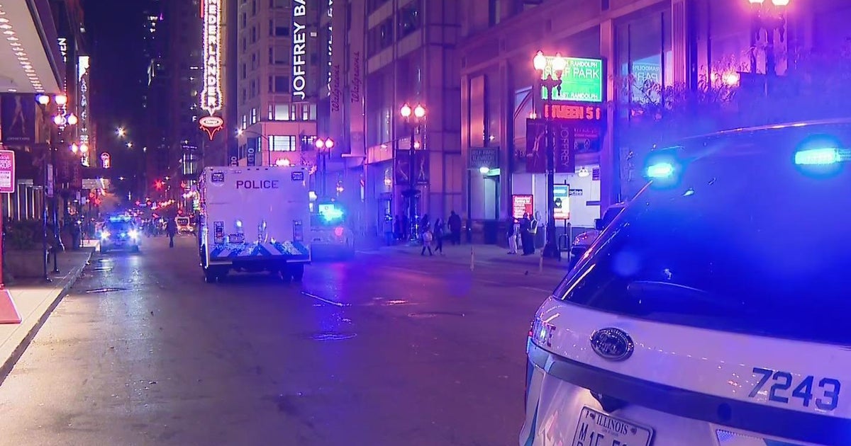 Man arrested after firing gun, sending people running in Chicago Loop ...