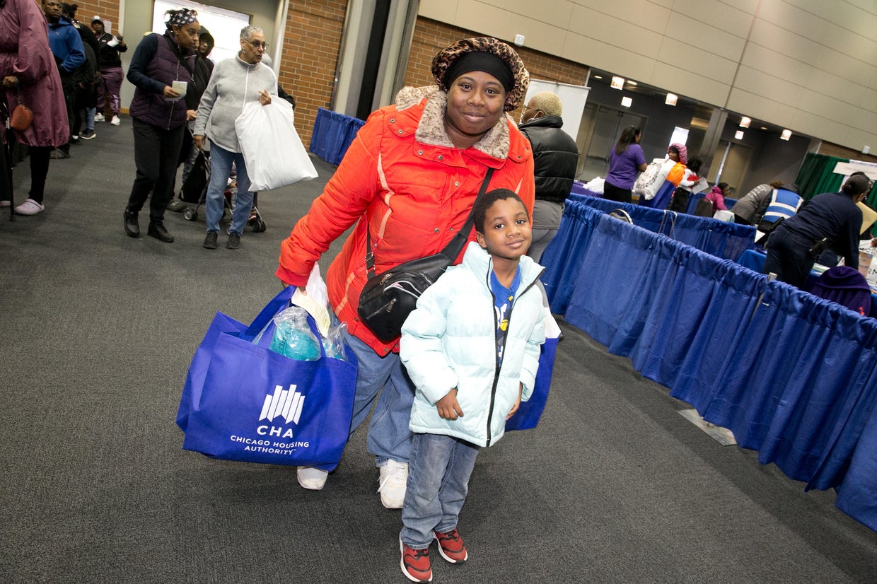 5 000 Winter Coats Given Away At UIC Through Operation Warm CHA CBS 5-000-winter-coats-given-away-at-uic-through-operation-warm-cha-cbs