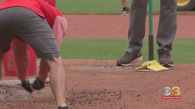 phillies-grounds-crew-contributes-to-the-fightins-win.jpg 