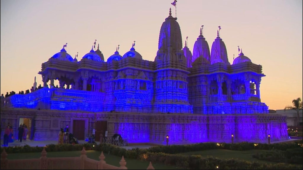 Thousands Flock To BAPS Hindu Temple In Chino Hills To Celebrate Diwali