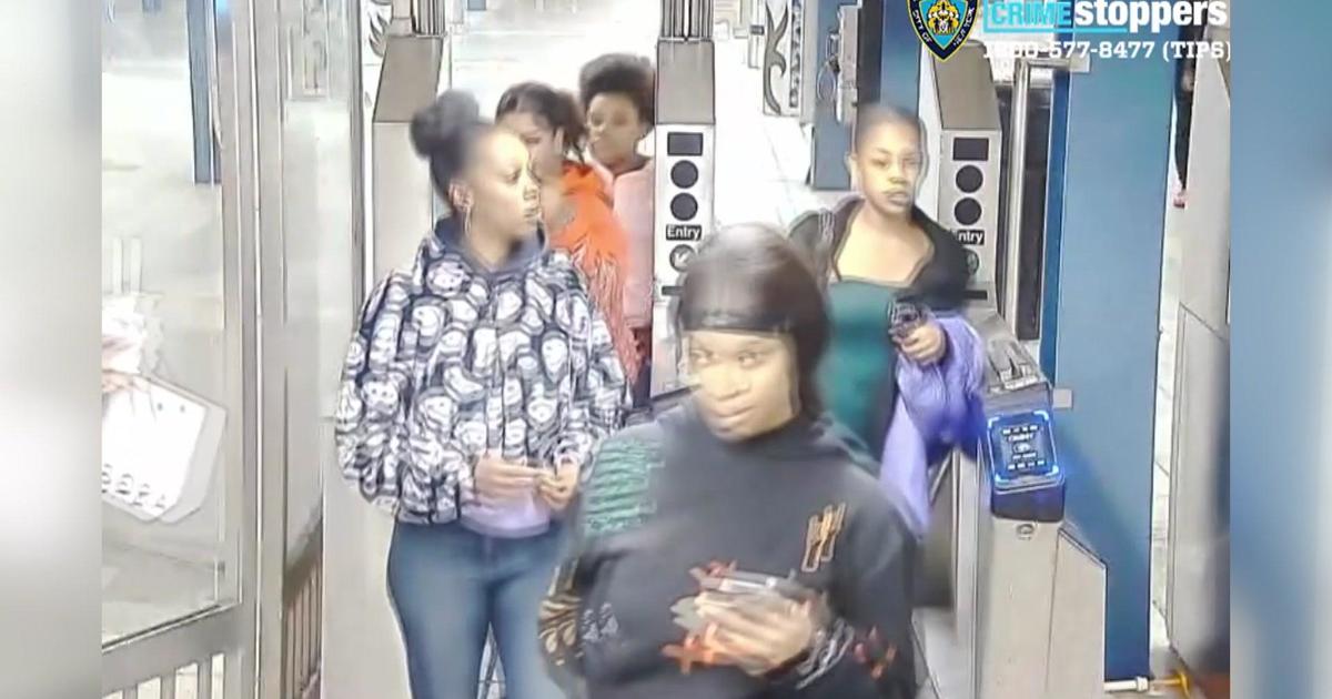 Police Group Of Women Beat Rob 15 Year Old Girl At Queens Subway