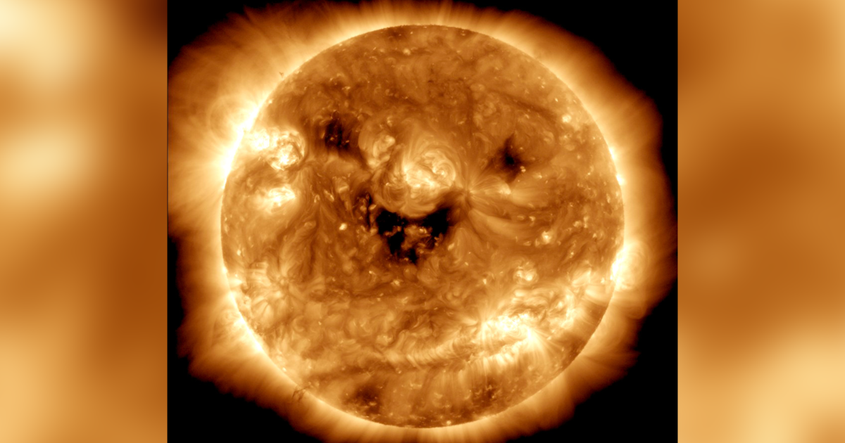 NASA는 거대한 우주 호박의 사진을 찍었습니다.  이것은 “웃는” 태양 뒤에 숨은 과학입니다.