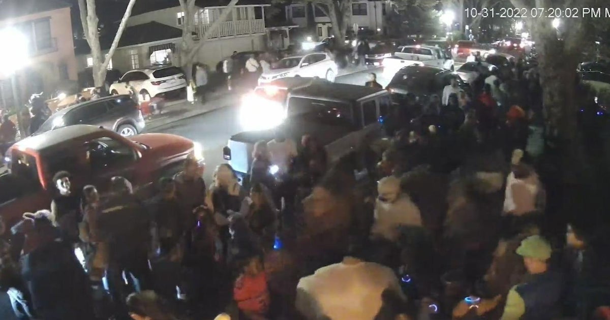 Huge number of trick-or-treaters flock to East Sacramento