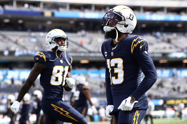 Los Angeles Chargers wide receiver Mike Williams (81) warms ups