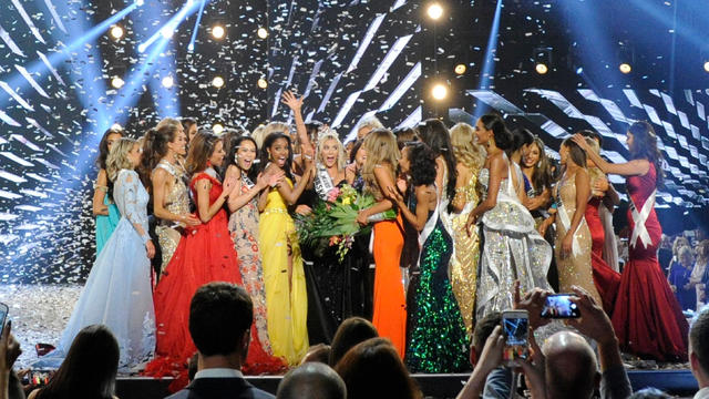 2018 MISS USA contestants celebrating on stage 