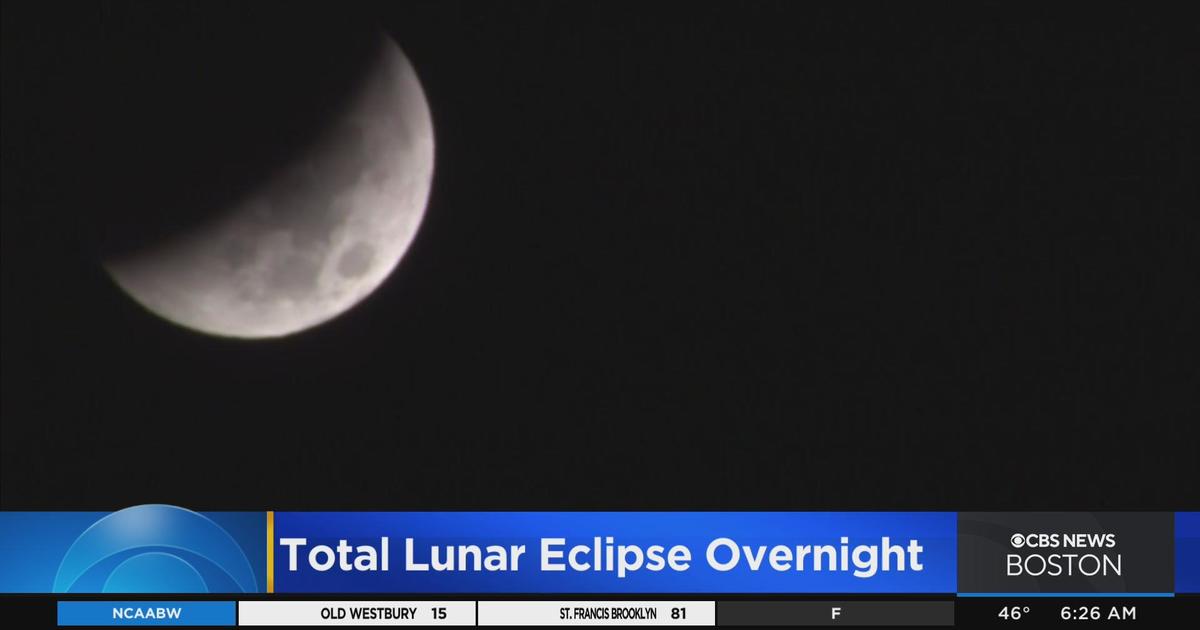 Total lunar eclipse appears over Massachusetts early Tuesday morning