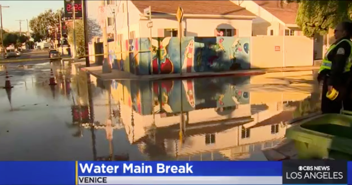 Crews work to fix water main break in Venice - CBS Los Angeles
