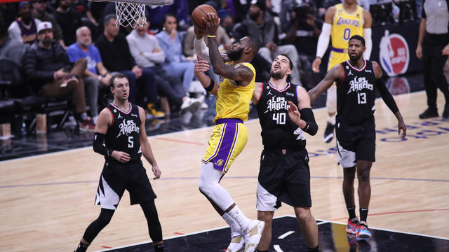 LeBron hurt late in Clippers' 114-101 win over Lakers