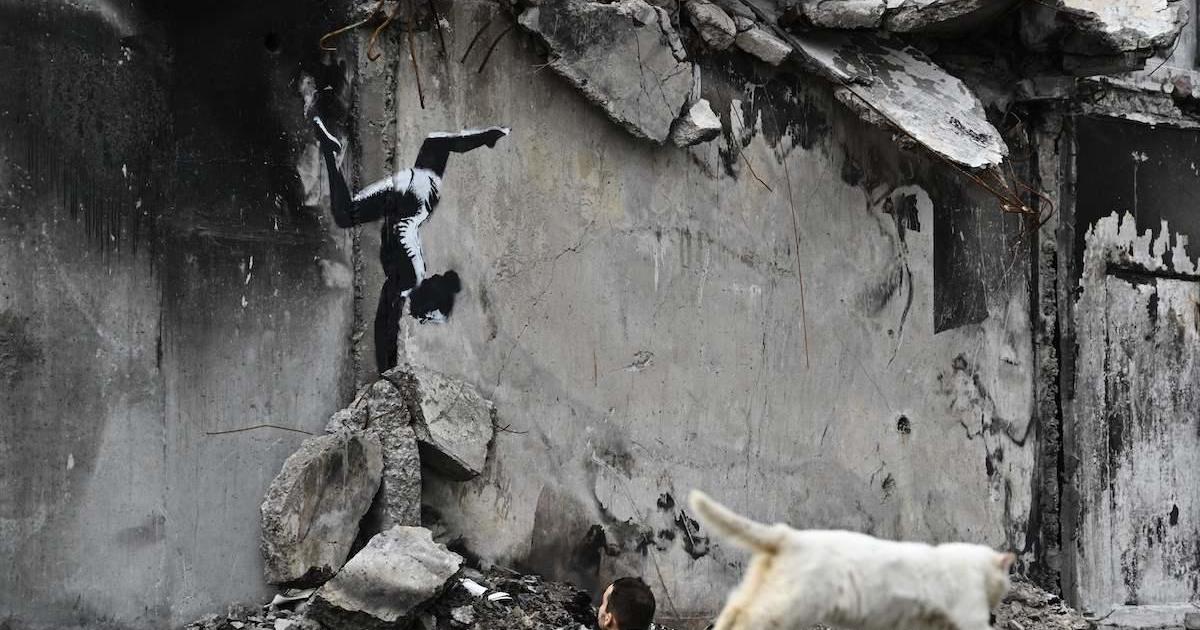 Бэнкси нарисовал украинский мурал в городе, разбомбленном Россией