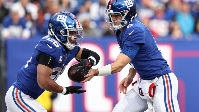 Daniel Jones #8 of the New York Giants hands the ball off to Saquon Barkley #26 during the second quarter of the game against the Houston Texans at MetLife Stadium on November 13, 2022 in East Rutherford, New Jersey. 