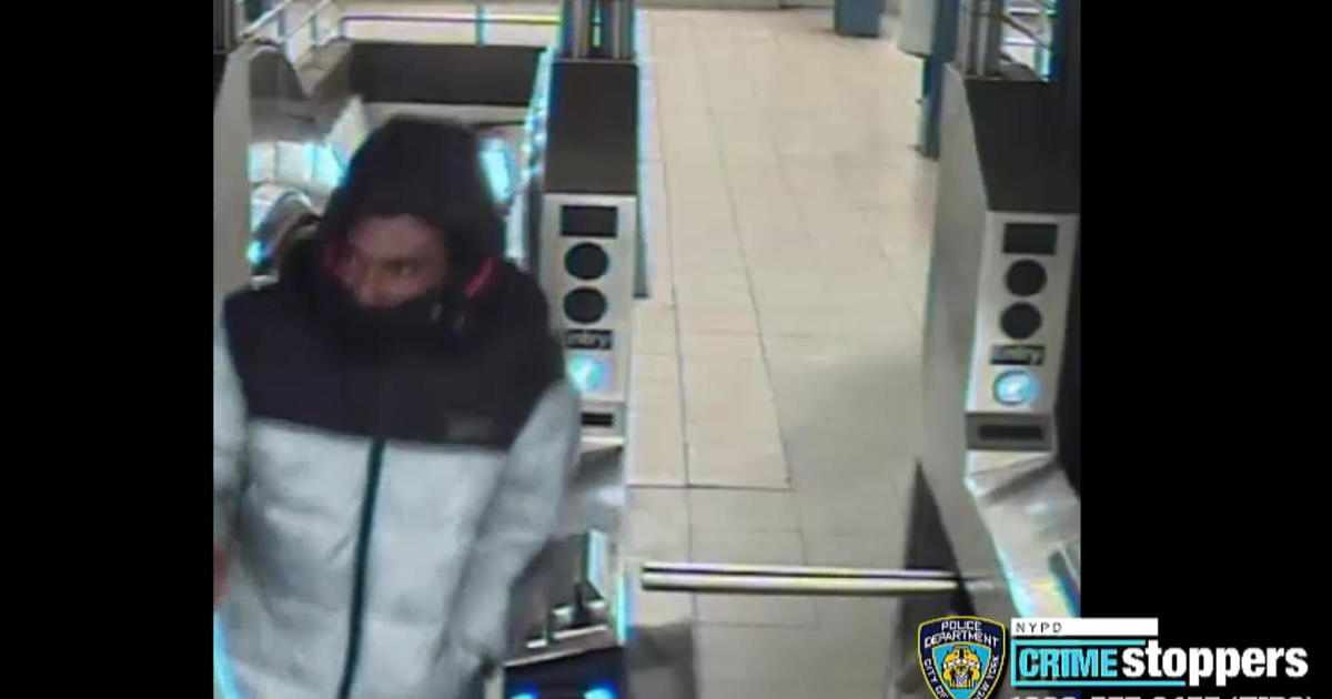 Woman robbed at knifepoint at Midtown subway station - CBS New York