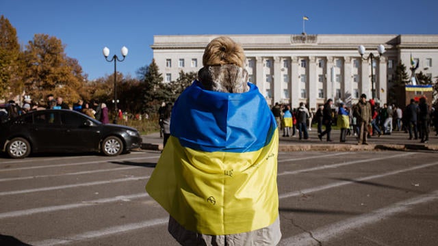 cbsn-fusion-ukraine-retakes-kherson-after-8-months-of-occupation-thumbnail-1466549-640x360.jpg 
