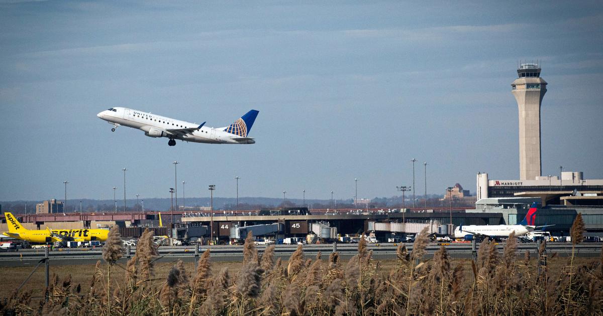 Man with loaded gun in carry-on bag arrested at Newark airport on Thanksgiving - CBS News