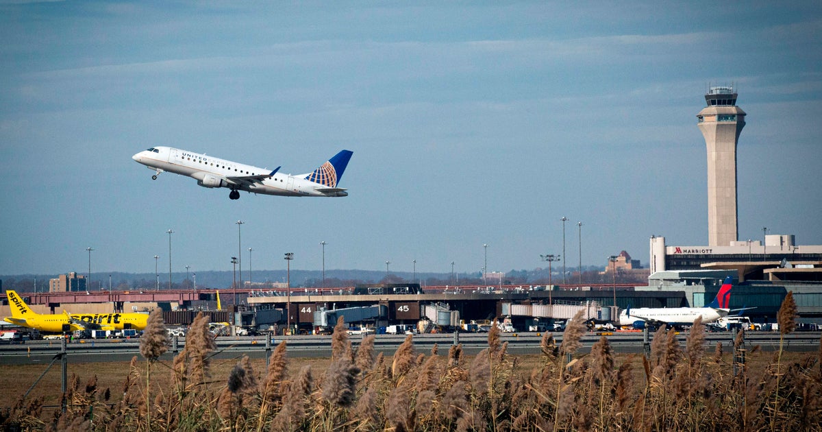 Man with loaded gun in carry-on bag arrested at Newark airport on Thanksgiving - CBS News