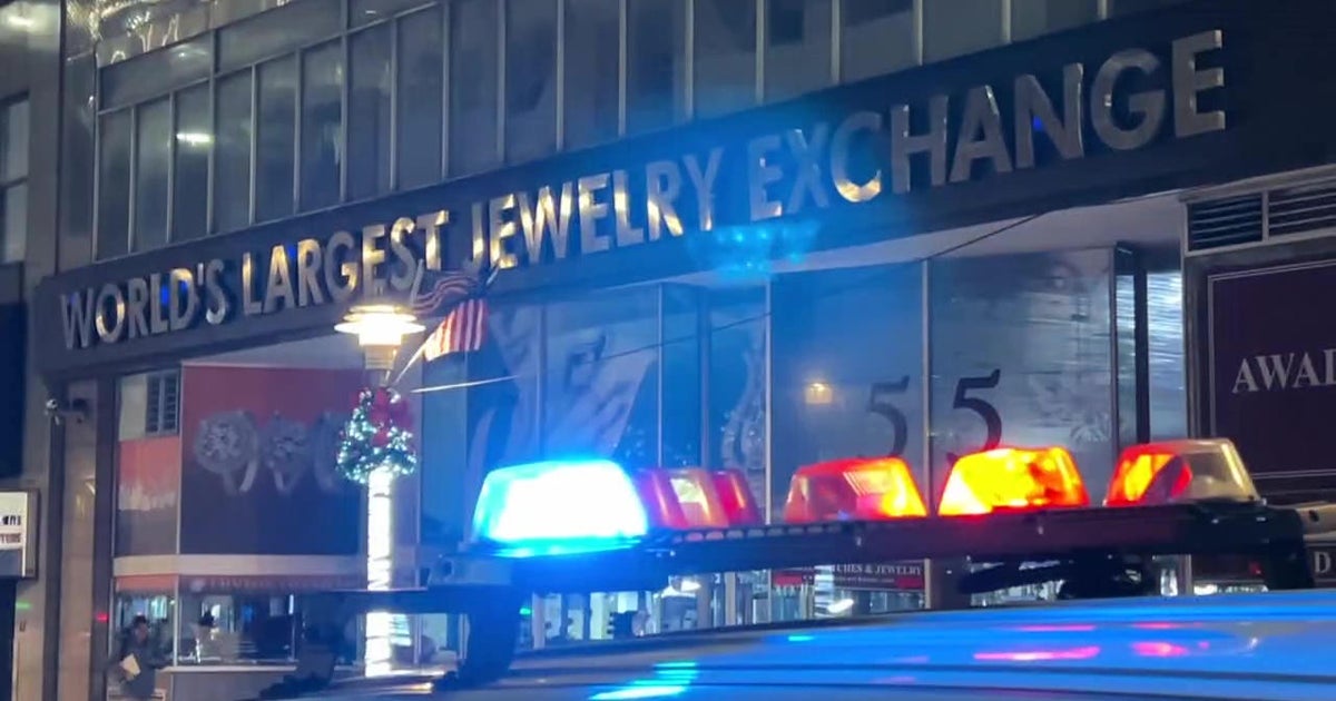 NYPD searching for suspects following armed robbery in Diamond District ...
