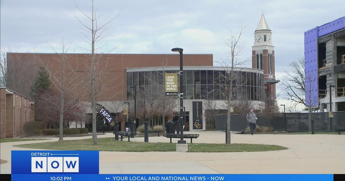 Oakland University students react to search for robbery suspects on