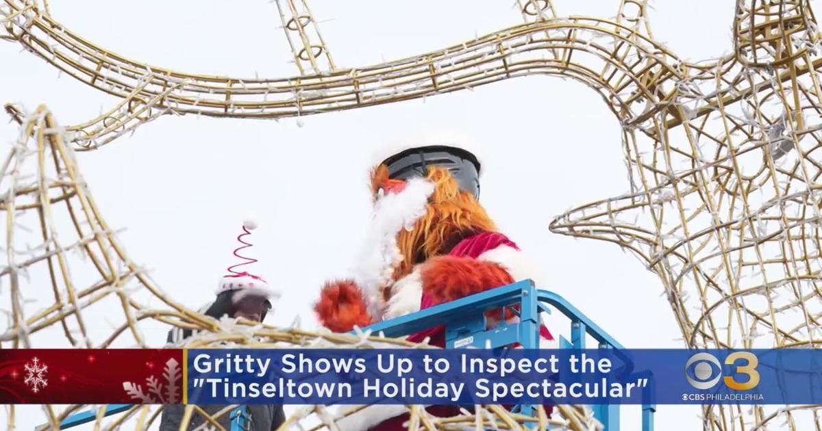 Flyers mascot Gritty making sure Tinseltown Holiday Spectacular on