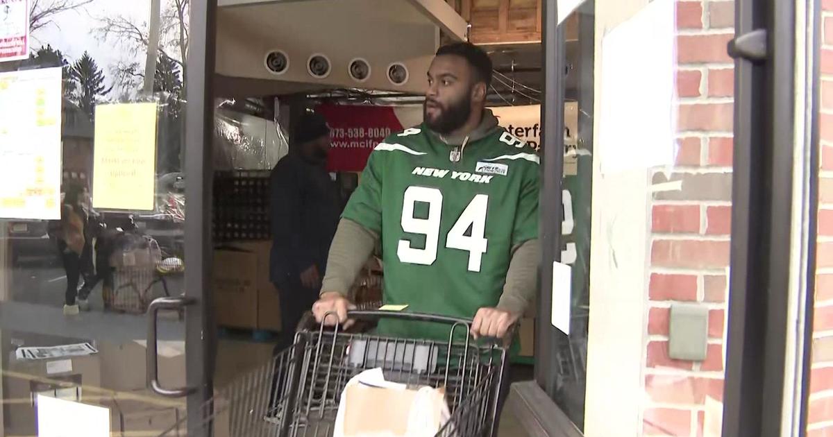 Jets, Giants players help families in need at Thanksgiving giveaways