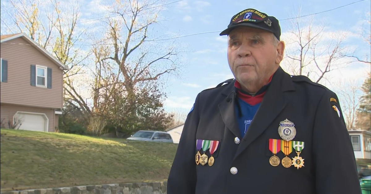 Một cựu chiến binh trong Chiến tranh Việt Nam ở Billerica chào hàng xóm của mình vào tháng 11