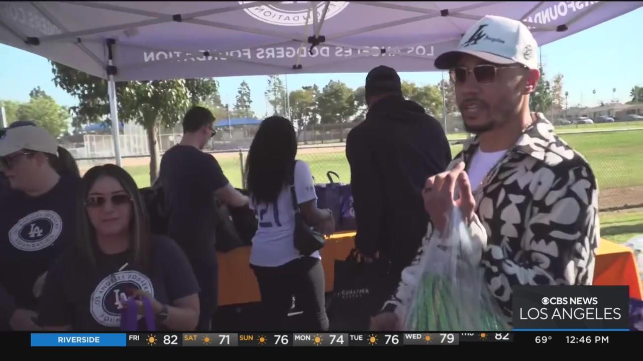 Mookie Betts, Dodgers host Thanksgiving Grab-n-Go at Dodgers Dreamfields in  South LA - CBS Los Angeles