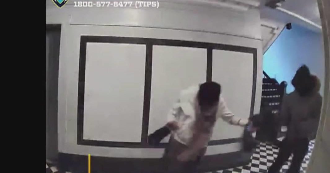 Caught on video: Man snatches purse from 77-year-old woman, knocks her ...