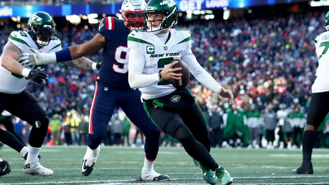Zach Wilson #2 of the New York Jets scrambles against the New England Patriots during the third quarter at Gillette Stadium on November 20, 2022 in Foxborough, Massachusetts. 