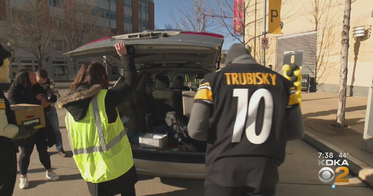 Pittsburgh sports teams come together for Thanksgiving meal distribution event