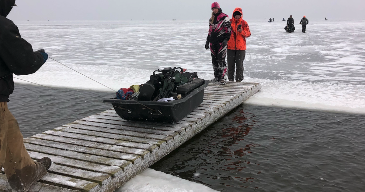 Sheriff: 200 anglers rescued after large ice chunk breaks free on