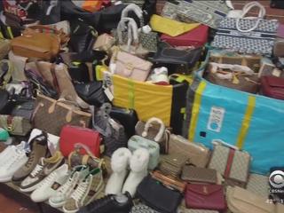 Dozens of fake designer purse vendors selling knock-offs to NYC holiday  shoppers