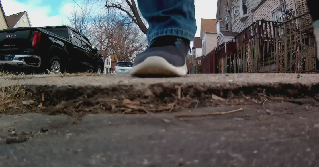 Canaryville man says city is not fixing dangerous hole CBS Chicago