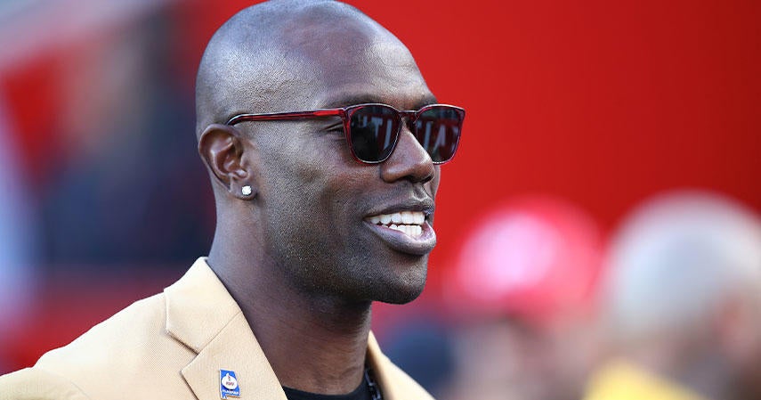 NFL legend Terrell Owens strike by automobile just after an argument in Calabasas NFL legend Terrell Owens strike by automobile just after an argument in Calabasas