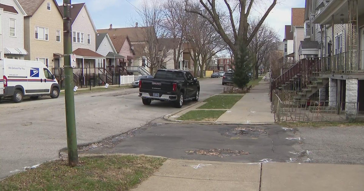 Canaryville man says dangerous hole has been in his alley for years, with no fix from city CBS