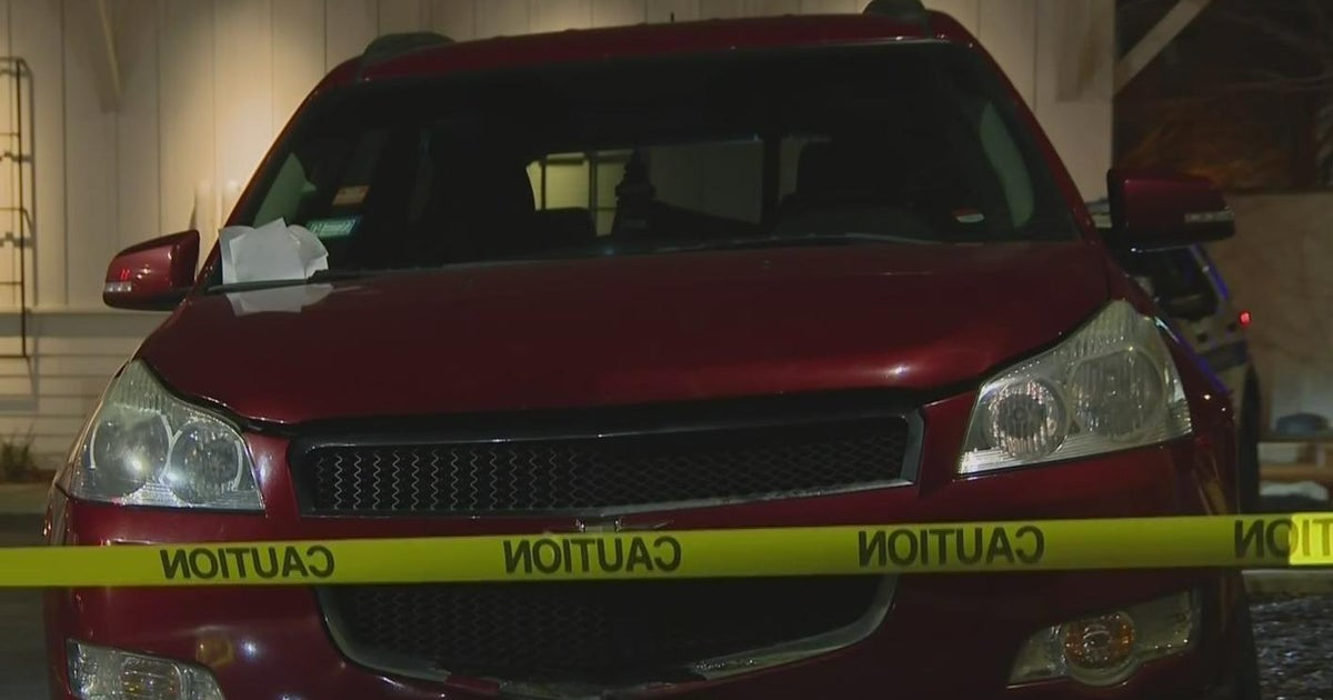Man shot during attempted carjacking in restaurant parking lot - CBS ...