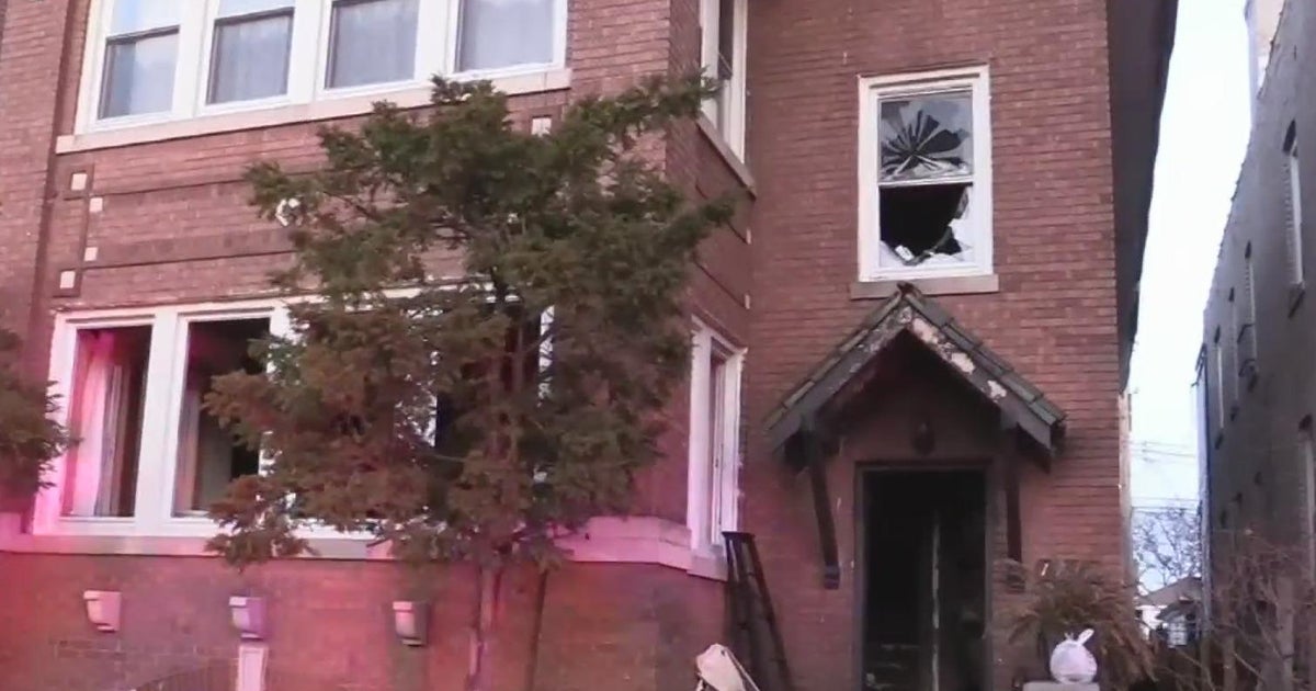 7 people displaced by fire at North Austin apartment building - CBS Chicago