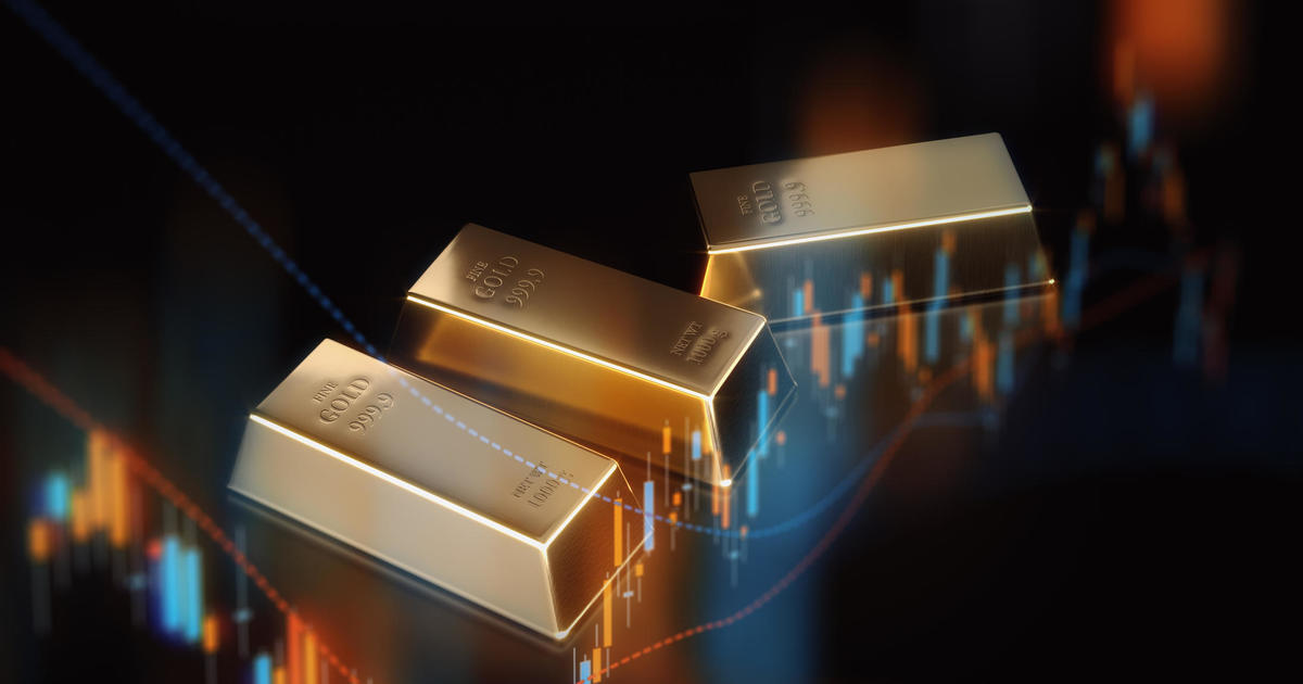 Investing in gold? 3 smart moves to make now