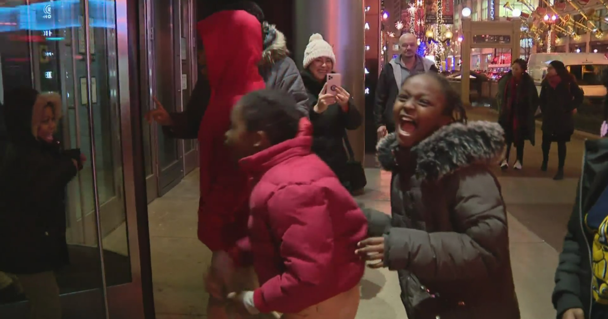 CPS kids from Englewood visit downtown Chicago for holiday CBS Chicago