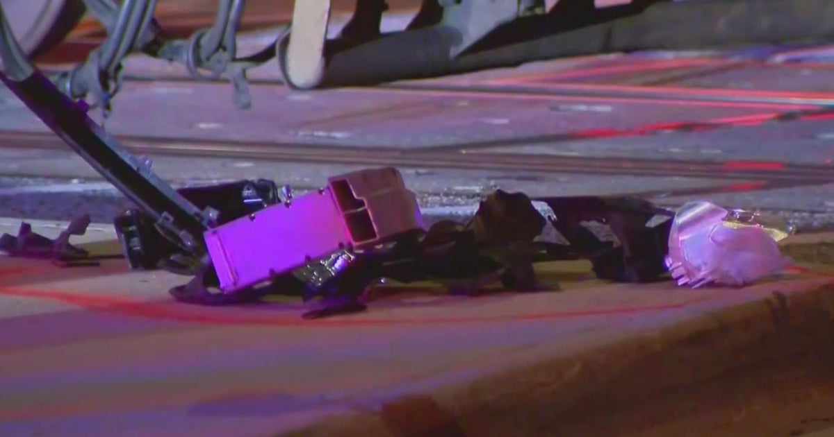 Metra UP-NW train hits car in Palatine; driver takes off - CBS Chicago