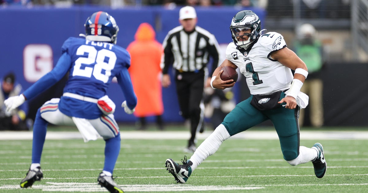 Jalen Hurts accounts for 3 touchdowns, Eagles hammer Giants - CBS