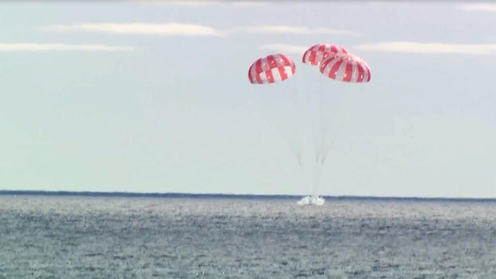 Artemis moonship returns to Earth with picture-perfect Pacific Ocean ...