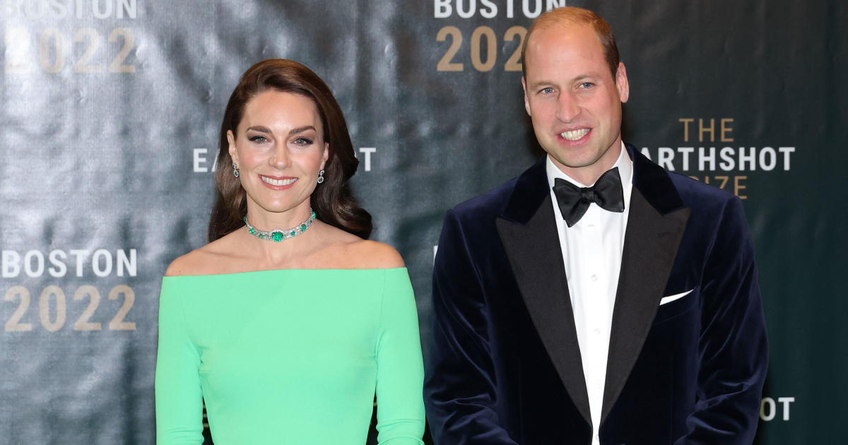 Prince William and Kate release casual family Christmas card CBS News