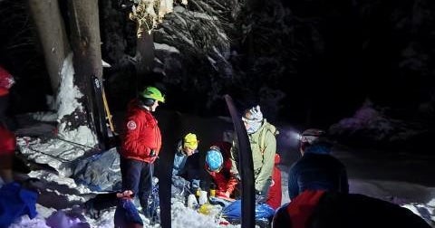 Skier rescued after being buried "chest-deep in debris" by avalanche in Utah - Vimarsana News